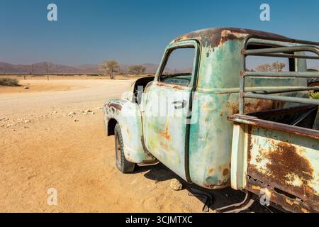Rusty vecchio relitto nel deserto del Namib a Solitaire, Namibia, Africa Foto Stock