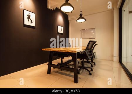piccola sala meeting con quattro sedie Foto Stock