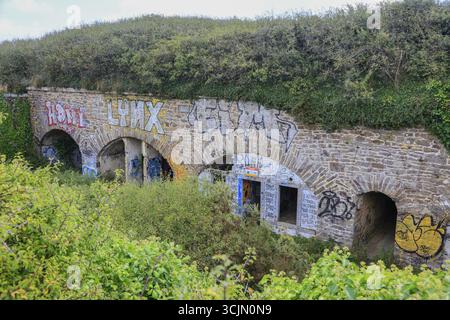 Fort de Toulbroch Toulbroch, parte delle fortificazioni che proteggono lo stretto di Goulet de Brest, che collega la baia di Rade de Brest con l'Atlan Foto Stock