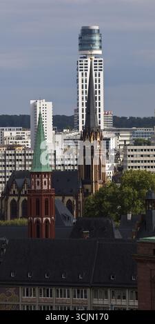 Torre dell'antica Chiesa protestante di San Nicola, Chiesa protestante dell'Epifania e Torre nuova Henninger, Francoforte sul meno, Assia, Germania Foto Stock