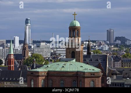 Torre della Chiesa di San Paolo, l'antica Chiesa protestante di San Nicola, la Chiesa protestante dell'Epifania e la Torre nuova Henninger, Francoforte sul meno Foto Stock