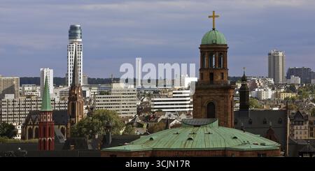 Torre della Chiesa di San Paolo, l'antica Chiesa protestante di San Nicola, la Chiesa protestante dell'Epifania e la Torre nuova Henninger, Francoforte sul meno Foto Stock