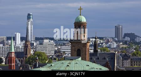 Torre della Chiesa di San Paolo, l'antica Chiesa protestante di San Nicola, la Chiesa protestante dell'Epifania e la Torre nuova Henninger, Francoforte sul meno Foto Stock