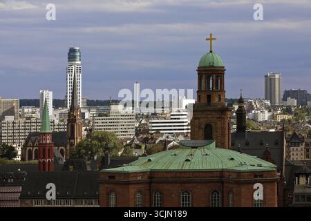 Torre della Chiesa di San Paolo, l'antica Chiesa protestante di San Nicola, la Chiesa protestante dell'Epifania e la Torre nuova Henninger, Francoforte sul meno Foto Stock