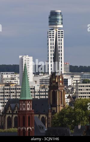 Torre dell'antica Chiesa protestante di San Nicola, Chiesa protestante dell'Epifania e Torre nuova Henninger, Francoforte sul meno, Assia, Germania Foto Stock