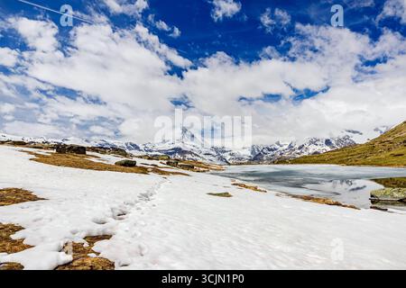 Paesaggio delle montagne innevate con il lago Reflection Foto Stock