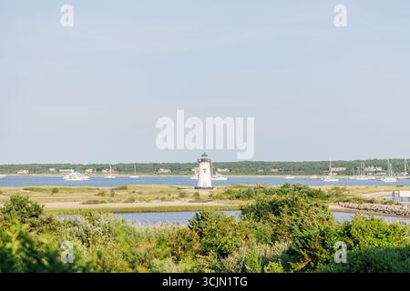 Faro bianco con barche nel porto di Edgartown, Martha's Vineyard. Foto Stock