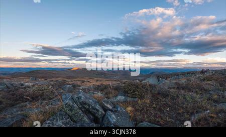 Altopiano roccioso con montagne in lontananza Foto Stock