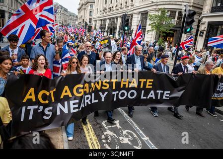 "Agisci contro l'odio, è quasi troppo tardi" alla marcia contro l'antisemitismo: Decine di migliaia di persone marciano nel centro di Londra opponendosi a fast Foto Stock