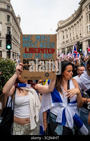 Marcia contro l'antisemitismo - decine di migliaia di persone marciano nel centro di Londra opponendosi all'antisemitismo in rapida crescita e avvertendo che è un pericolo per questo Foto Stock