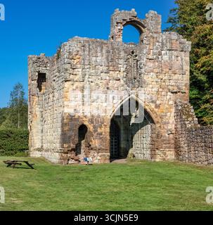 Una vista in una giornata estiva di sole del castello di Etal nel villaggio di Etal, sul Ford e sulle tenute di Etal vicino a Berwick-upon-Tweed nel Northumberland Foto Stock