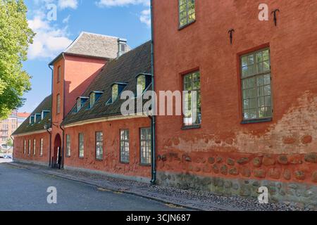 Vista dalla piazza frontale verso il lato orientale del castello di Halmstad con la sua porta ad arco, la torre e la facciata in mattoni rossi di Halmstad, Svezia. Foto Stock