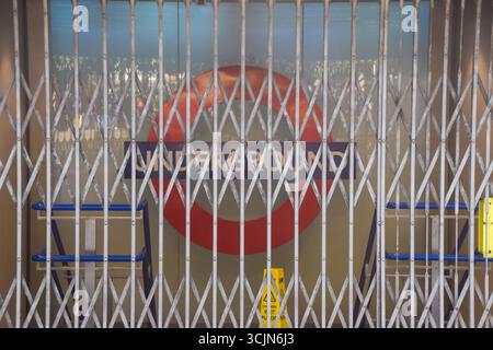Londra, Regno Unito. 8 settembre 2025. Chiusa la stazione della metropolitana di King's Cross St Pancras in quanto membri della RMT (National Union of Rail, Maritime and Transport Workers) sciopero sulla retribuzione e sulle condizioni di lavoro, chiudendo la metropolitana di Londra. Crediti: Vuk Valcic/Alamy Live News Foto Stock