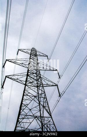Alta torre di trasmissione dell'energia elettrica, comunemente nota come pilone Foto Stock