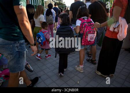 Madrid, Spagna. 8 settembre 2025. Le ragazze con zaini entrano a scuola il primo giorno dell'anno scolastico. Nella Comunità di Madrid, inizia l'anno scolastico 2025/2026, per asili, scuole primarie, scuole speciali e asili privati. (Foto di Luis Soto/SOPA Images/Sipa USA) credito: SIPA USA/Alamy Live News Foto Stock