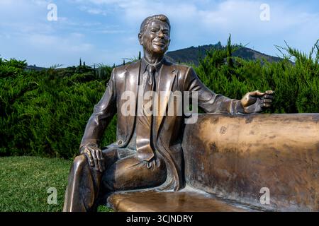 Statua del presidente americano Ronald Reagan seduta su una panchina a Tbilisi, Georgia Foto Stock
