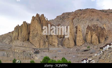 Formazione rocciosa delle montagne del villaggio di Dhankhar, Dhankhar, Lahaul Spiti, Himachal Pradesh, India. Foto Stock