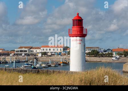 Bellissimo faro rosso e bianco del porto di pescatori di la Cotinière, un faro turistico francese situato sull'isola di Oléron. Foto Stock