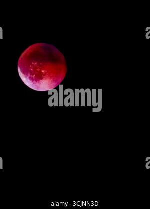 Bellissimo Blood Moon Supermoon Lunar Eclipse raro evento Celestiale con Red Glow in Night Sky Cosmic background per temi astronomici Foto Stock