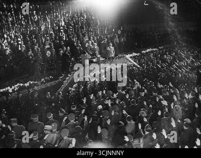 Il Cancelliere del Reich Adolf Hitler si rivolge a una manifestazione. 1936 Foto Stock