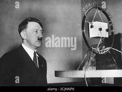 Discorso radiofonico del Cancelliere del Reich Adolf Hitler, davanti al microfono, 1933 Foto Stock