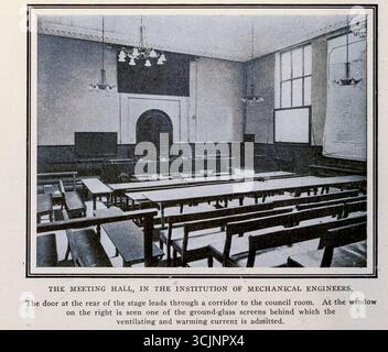 LA SALA RIUNIONI, NELL'ISTITUZIONE DEGLI INGEGNERI MECCANICI. La porta sul retro del palco conduce attraverso un corridoio alla sala del consiglio. Nella finestra a destra è visibile uno degli schermi in vetro al suolo dietro il quale è ammessa la corrente di ventilazione e riscaldamento. Dall'articolo LE CASE DELLE GRANDI SOCIETÀ INGEGNERISTICHE. Di Henry Harrison Suplee. Dalla rivista Engineering dedicata al progresso industriale volume XXVI ottobre 1903 - marzo 1904 The Engineering Magazine Co Foto Stock