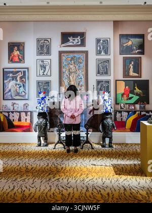 Londra, Regno Unito. 8 settembre 2025. Un'installazione a parete rappresentativa del modo in cui sono state appese alcune delle opere, mette in evidenza l'anteprima per la vendita della collezione di oggetti appartenenti alla leggenda dell'arte Pauline Karpidas al Sothebys di Londra. Creato in collaborazione con Replica, funge da "portale surreale nella mente di Pauline". La mostra pubblica apre l'8 settembre, seguita dalle aste serali e diurne del 17 e 18 settembre, e dall'asta online dell'8 al 19 settembre. Crediti: Guy Bell/Alamy Live News Foto Stock