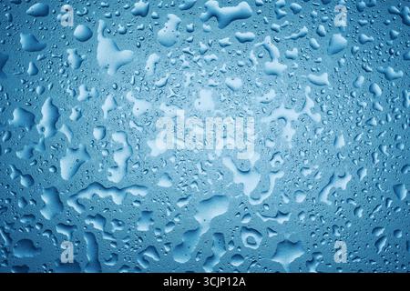 Acqua su una superficie ruvida con un'illusione ottica di concavo-convesso. Immagine colorata Foto Stock
