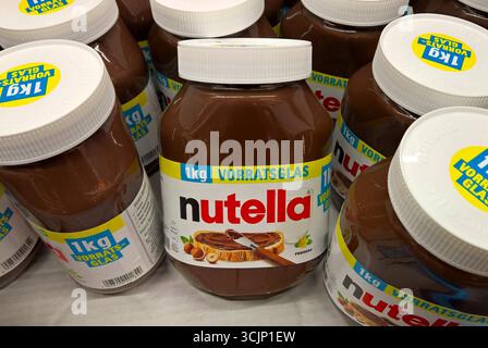 Nutella ist eine Nuss-Nougat-Creme des italienischen Herstellers Ferrero. SIE besteht überwiegend aus Zucker mit Zutaten von Palmöl, gerösteten Haselnüssen, Milchpulver, Kakao, Sojalecithin und Vanillin. In Deutschland gibt es Nutella seit 1965. Foto: Nutella Ferrero im 1kg Glas *** la Nutella è una crema di torrone di noci del produttore italiano Ferrero si compone principalmente di zucchero con ingredienti di olio di palma, nocciole tostate, latte in polvere, cacao, lecitina di soia e vanillina la Nutella è disponibile in Germania dal 1965 foto Nutella Ferrero in un vaso da 1kg Foto Stock