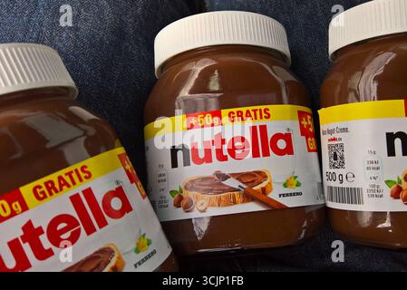 Nutella ist eine Nuss-Nougat-Creme des italienischen Herstellers Ferrero. SIE besteht überwiegend aus Zucker mit Zutaten von Palmöl, gerösteten Haselnüssen, Milchpulver, Kakao, Sojalecithin und Vanillin. In Deutschland gibt es Nutella seit 1965. Foto: Nutella Ferrero im 500g Glas *** la Nutella è una crema di torrone di noci del produttore italiano Ferrero si compone principalmente di zucchero con ingredienti di olio di palma, nocciole tostate, latte in polvere, cacao, lecitina di soia e vanillina la Nutella è disponibile in Germania dal 1965 foto Nutella Ferrero in un vaso da 500 g Foto Stock