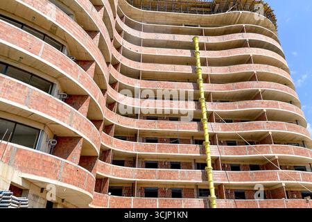 Cantiere di un edificio residenziale a più piani in cemento e mattoni Foto Stock