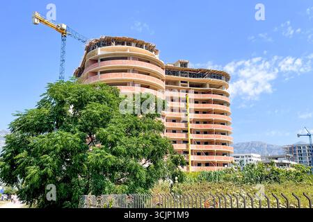 Cantiere di un edificio residenziale a più piani in cemento e mattoni Foto Stock