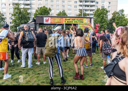 Zug der Liebe 2025, Techno Parade vom Mauerpark Prenzlauer Berg bis Oranienstrasse a Kreuzberg. Politische Demo mit elektronischer Musik für Mitgefüh Foto Stock