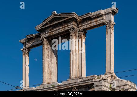L'antico Arco di Adriano, Atene, Grecia, con la luna sullo sfondo Foto Stock