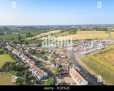 vista aerea degli yacht ormeggiati nel porticciolo di swale sittingbourne nel kent Foto Stock