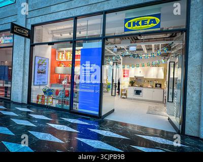 IKEA-Planungsstudio in den Münster Arkaden. Schwerpunkt des Ikea-Planungsstudios liegt auf der individuellen Konfiguration von Küchen. Münster, Nordrhein-Westfalen, DEU, Deutschland, 08.09.2025 *** Studio di pianificazione Ikea nel Münster Arkaden il focus dello studio di pianificazione Ikea è sulla configurazione individuale delle cucine Münster, Renania settentrionale-Vestfalia, DEU, Germania, 08 09 2025 Foto Stock