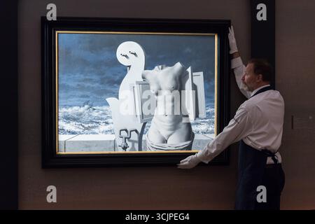 LONDRA, REGNO UNITO - 8 SETTEMBRE 2025: Un operatore artistico tiene "la Statue volante" di René Magritte, stima: £ 9.000.000 - 12.000.000 durante una chiamata fotografica alla casa d'aste di Sotheby per la mostra e le vendite "Pauline Karpidas: The London Collection" a Londra, Regno Unito, l'8 settembre 2025. La straordinaria collezione personale della leggendaria mecenate ed esteta Pauline Karpidas, che espone i capolavori dell'arte surrealista e del design dei mobili che adornavano la sua casa unica nel suo genere a Londra, sarà offerta al Sotheby's il 17 e 18 settembre, insieme stimato in oltre 60 milioni di sterline Foto Stock