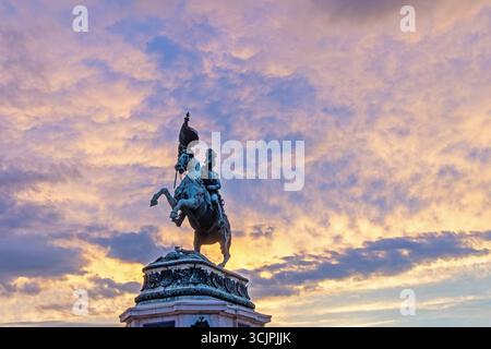 Monumento dell'arciduca Carlo, Vienna, Austria - 1 agosto 2025. Silhouette della statua equestre al tramonto colorato Foto Stock