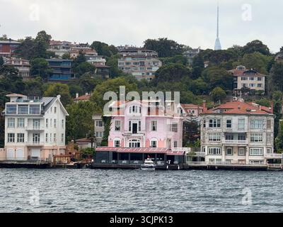 Tre storiche residenze sul lungomare, tra cui la casa rosa a Istanbul. Patrimonio, cultura, stile di vita e architettura sullo stretto del Bosforo. Foto Stock