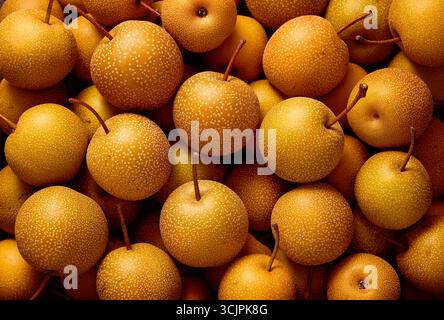 Pere di nashi fresche locali al mercato. Foto Stock