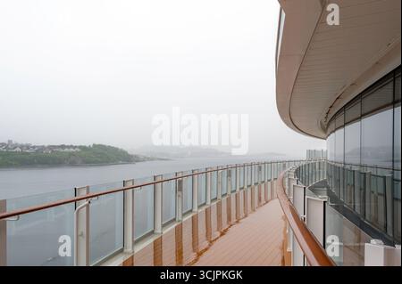 Una vista della costa norvegese, vicino a Stavanger, da una grande nave da crociera. È possibile vedere il ponte della nave da crociera. Il giorno piove e nuvoloso Foto Stock