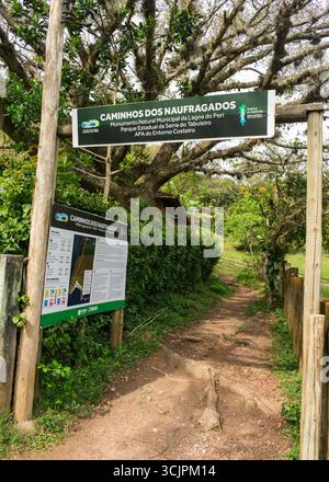 Florianopolis, Brasile - 4 settembre 2025: Cartello Caminhos dos Naufragados, che segna l'ingresso del famoso sentiero escursionistico alla spiaggia di Naufragados Foto Stock