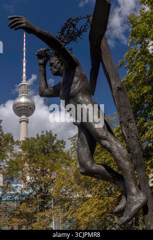 Berlin, Impressionen aus der Hauptstadt, 06.09.2025 Fernsehturm mit Jesus Statue, Klosterruine, Detail, Berlin, Deutschland, 06.09.2025 TV inglese a. Foto Stock