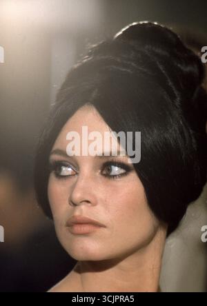 BRIGITTE BARDOT in SPIRITS OF THE DEAD (1968) - titolo originale: HISTOIRES EXTRAORDINAIRES -, diretto da LOUIS MALLE, FEDERICO FELLINI e ROGER VADIM. Credito: AIP / album Foto Stock