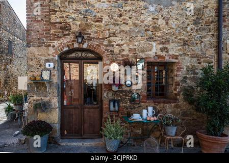 Il villaggio di Monteriggioni, tipico borgo toscano con edifici in pietra, vicoli stretti e tetti in terracotta. Foto Stock