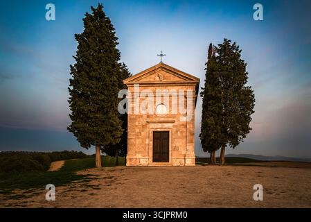 La Cappella della Madonna di Vitaleta, una piccola chiesa storica incastonata tra dolci colline e cipressi della Val d'Orcia, Toscana, Italia. Foto Stock