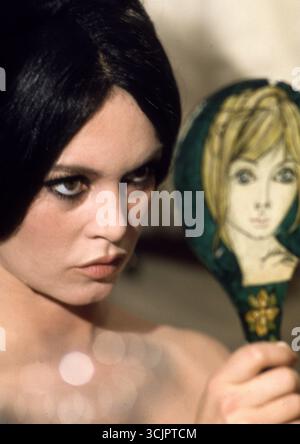 BRIGITTE BARDOT in SPIRITS OF THE DEAD (1968) - titolo originale: HISTOIRES EXTRAORDINAIRES -, diretto da LOUIS MALLE, FEDERICO FELLINI e ROGER VADIM. Credito: AIP / album Foto Stock