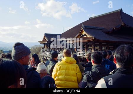 La folla si riunisce nella sala principale Kiyomizu-dera di Kyoto durante il giorno della maggiore età Foto Stock