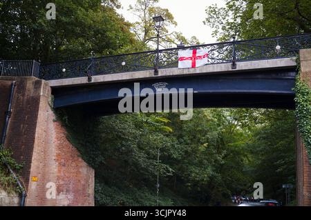 L'Inghilterra e la bandiera di San Giorgio sono esposte alla Church Cliff Ravine di Filey Foto Stock