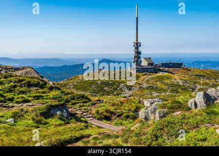 BERGEN, NORVEGIA - 17 AGOSTO 2025: Gli escursionisti camminano sul monte Ulriken. Ulrken è la più alta delle sette montagne che circondano la città di Bergen, Norvegia. Foto Stock